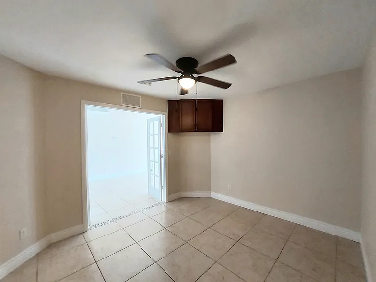 18 NW 29th Pl — Photo 7