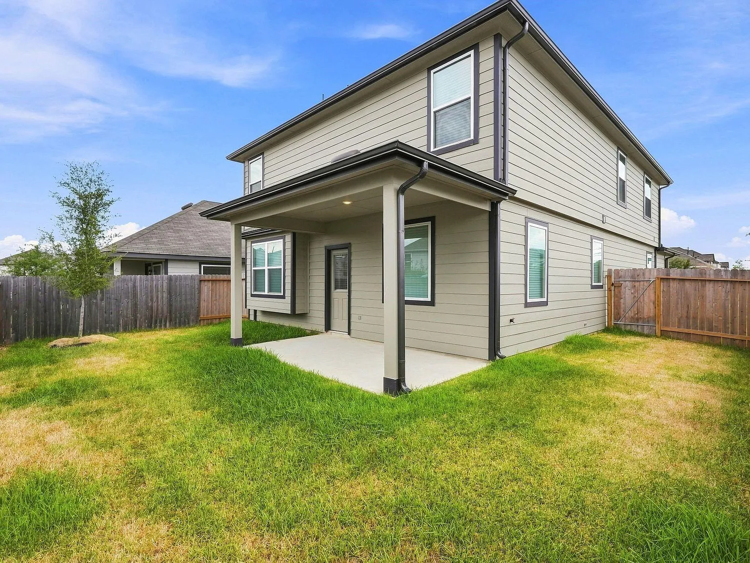 5 bed, 3.5 bath, 2622 sqft, $2,700 — Photo 4