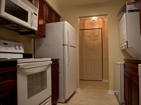 Kitchen:Oven, microwave, dishwasher, Washer/Dryer