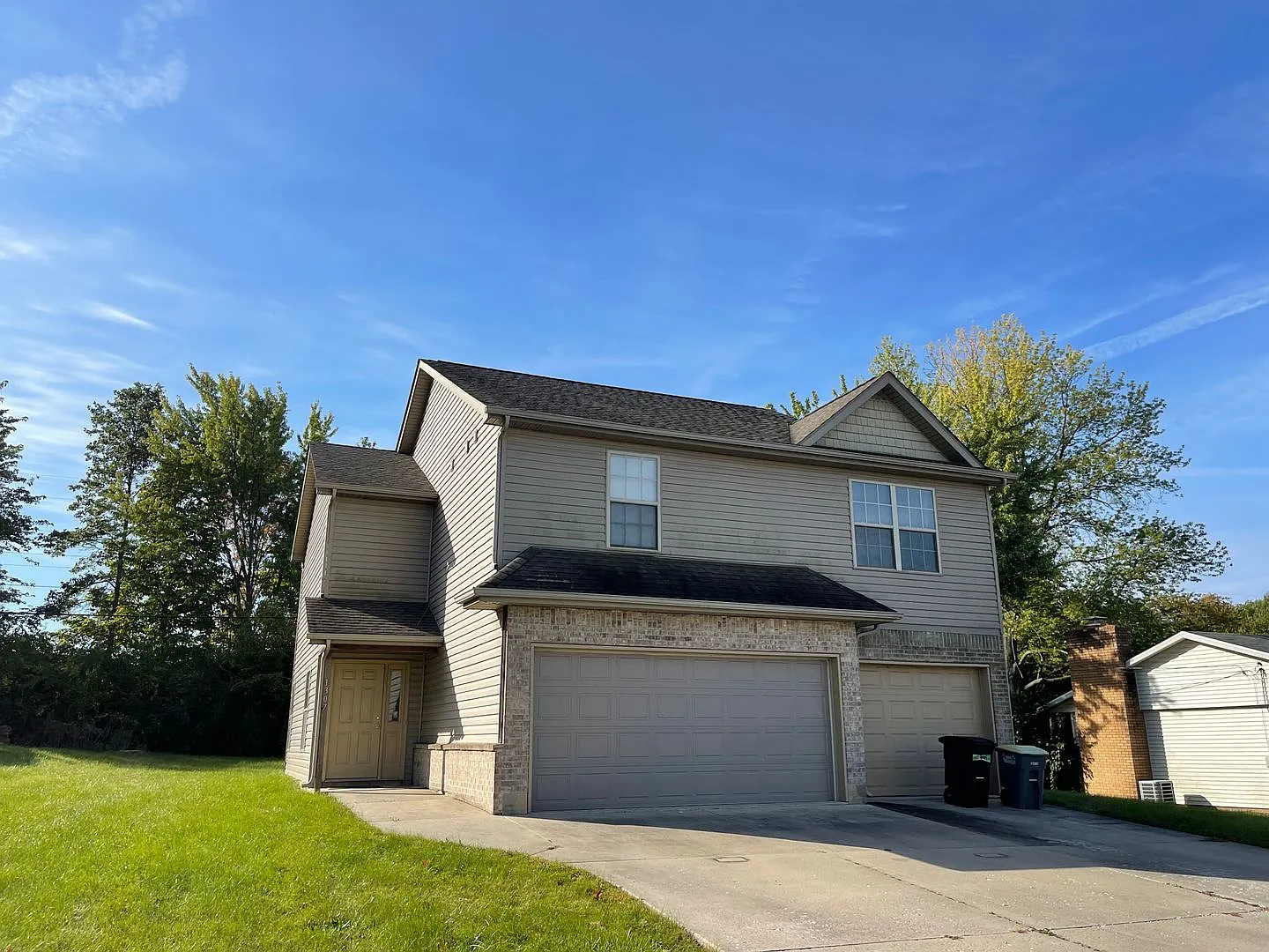 3 bedroom/3.5 bathroom Home Within Walking Distance to Campus! — Photo 1