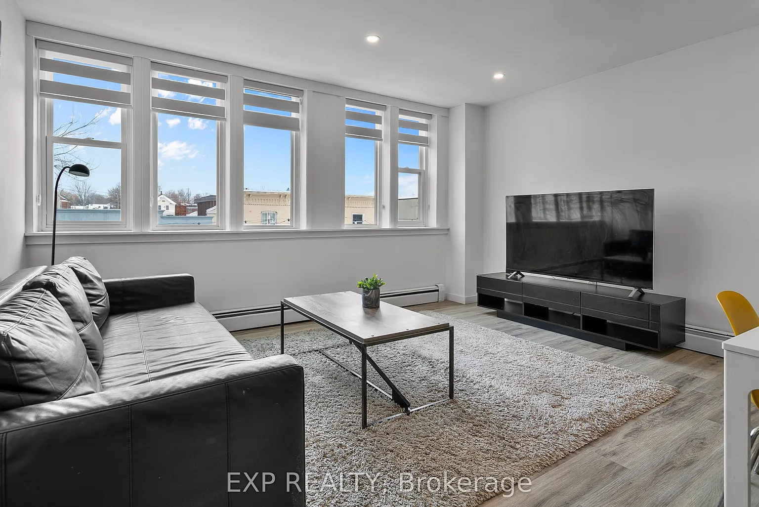 4595 Queen St #1 photo 1