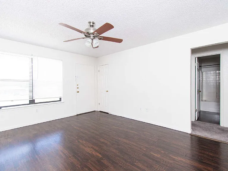 142 Wolf Rd #D — Photo 3