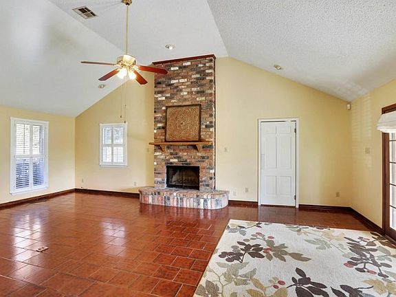 3rd image of 306 Camelia Ave