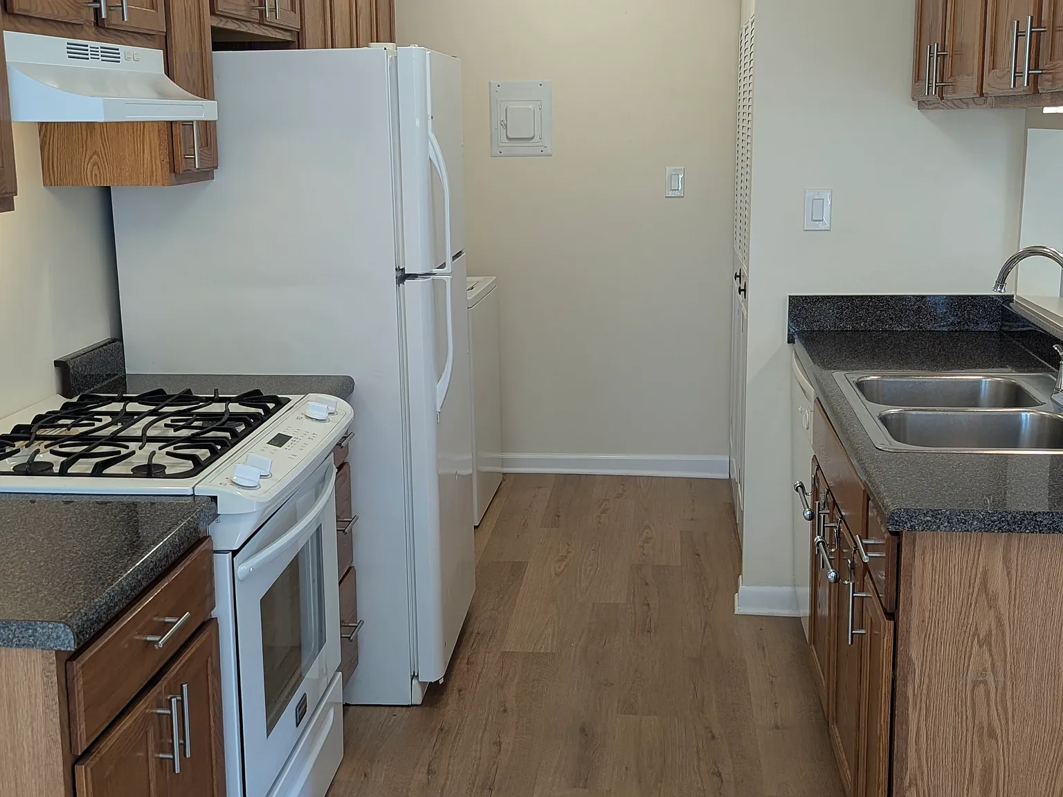 2 bed, 1000 sqft, $2,100 — Photo 2