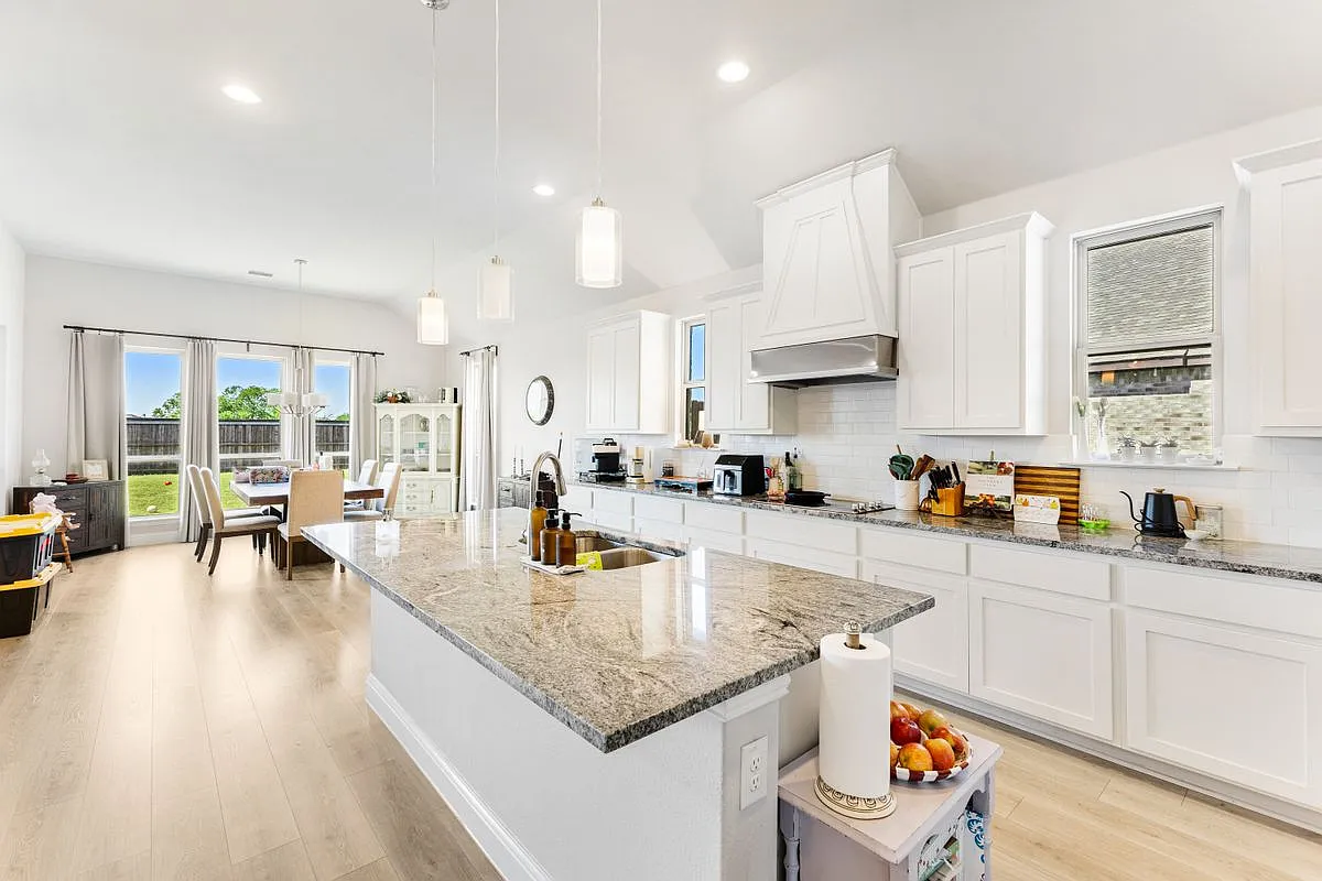 4 bed, 3.0 bath, 2950 sqft, $3,300 — Photo 3