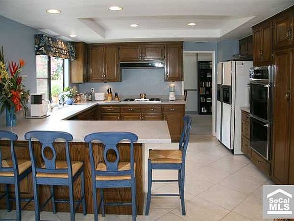 Seamless countertop kitchen - recessed lighting