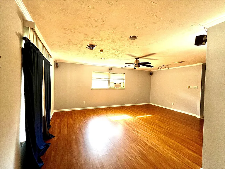 15703 Jersey Dr — Photo 2