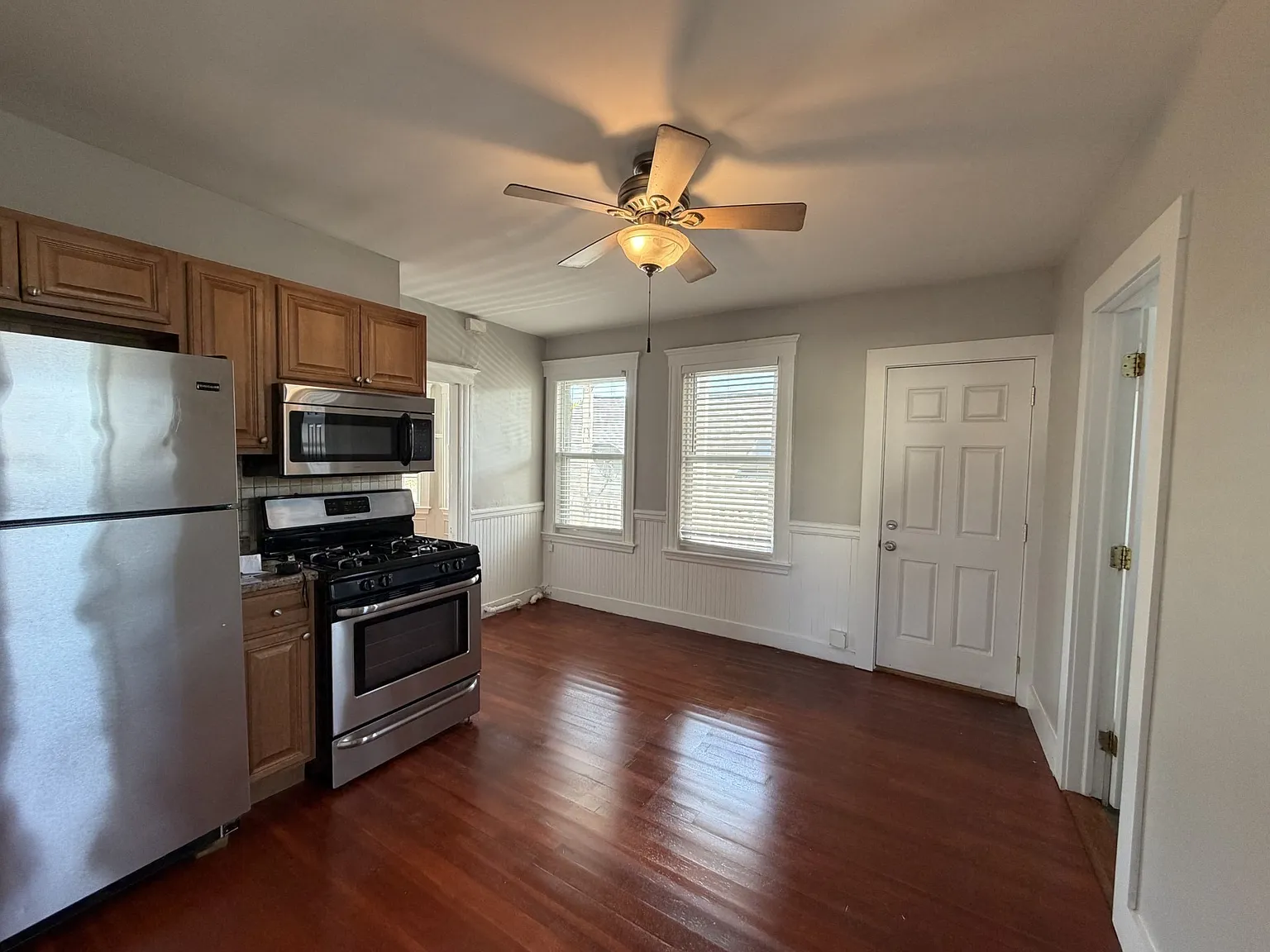 3 bed, 1.0 bath, 99999 sqft, $2,400 — Photo 2