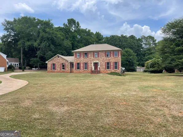 105 Essex Cir, Fayetteville, GA 30215
