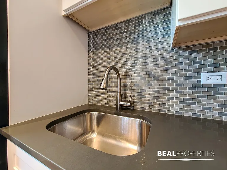 2325 N Rockwell St #B2 — Photo 7