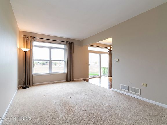 3rd image of 933 Foxwood Ct