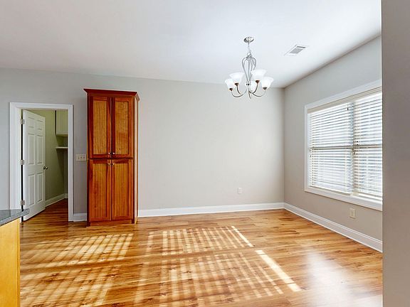 4th image of 176 Garrett Dr