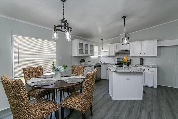 15052 Robin Rd — Photo 1