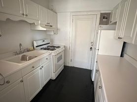 576 Grand Ave