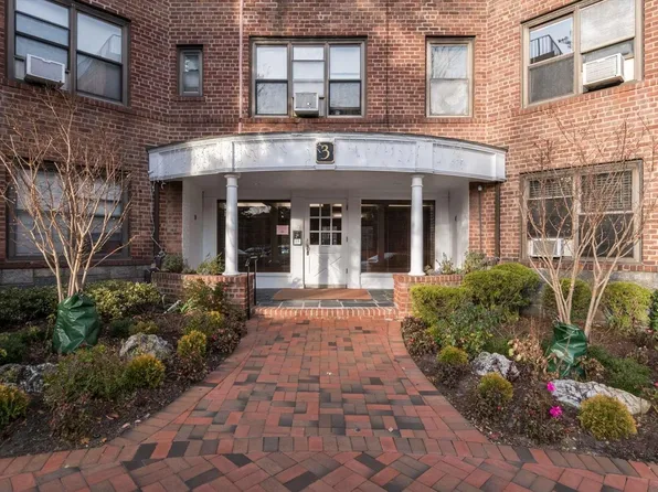 3 Town House Place #3K, Great Neck, NY 11021