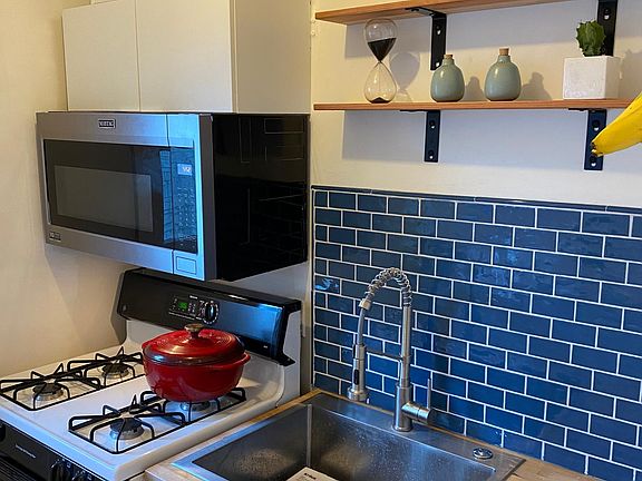5th image of 1124 N Mar Vista Ave