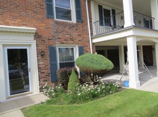 5721 York Dr, Lyndhurst, OH 44124