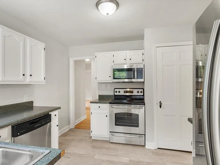 1009 W 77th St — Photo 10
