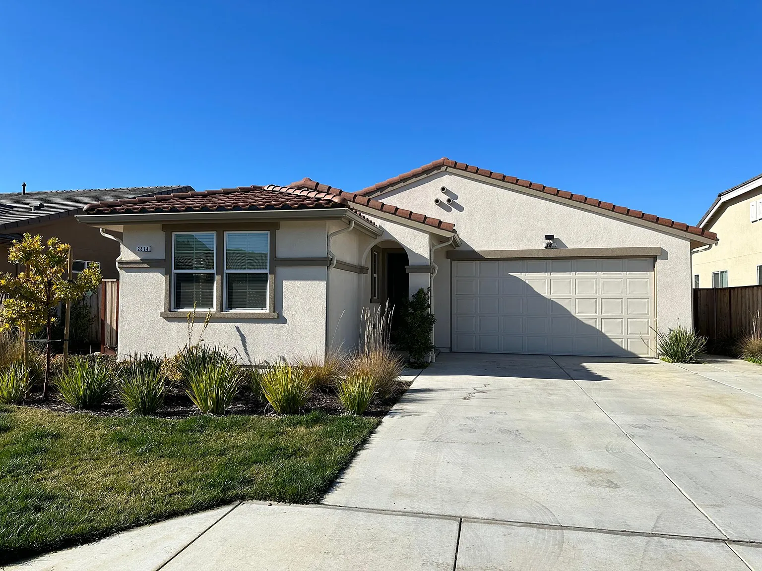 2874 Kings Way photo 1
