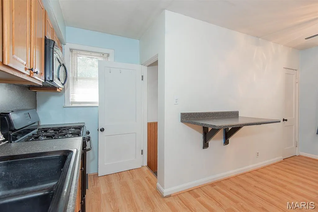 2 bed, 1.0 bath, 1260 sqft, $1,600 — Photo 2