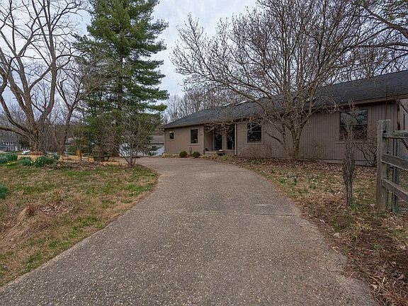 3rd image of 1719 E Greenbriar Ln