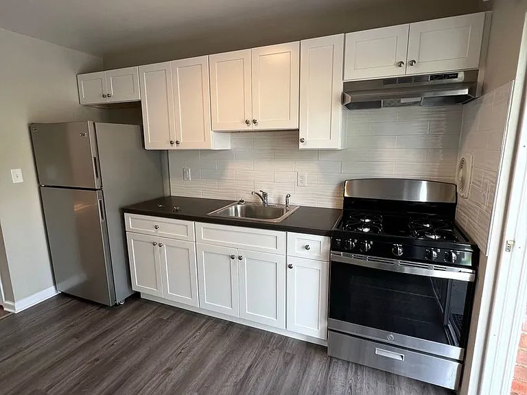 303 Plainfield Ave — Photo 1