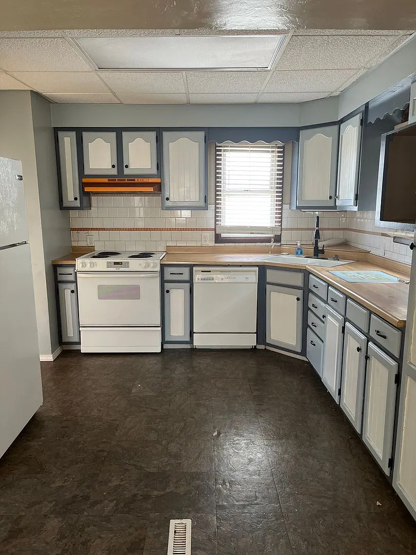 Two Bedroom 1 Bathroom House for Rent! — Photo 1