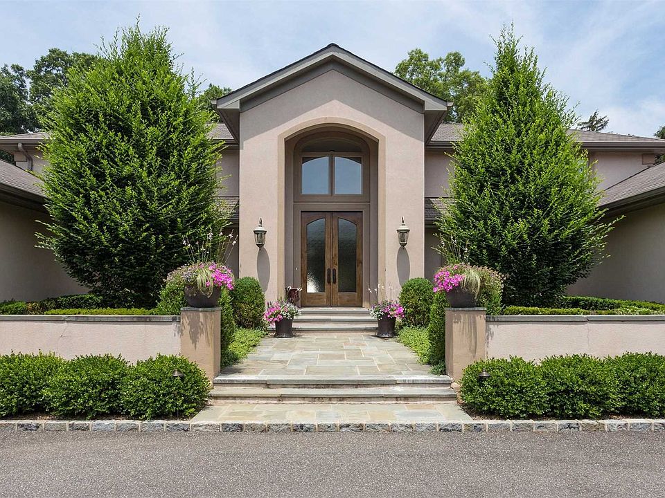 1st image of 2 Dogwood Ln