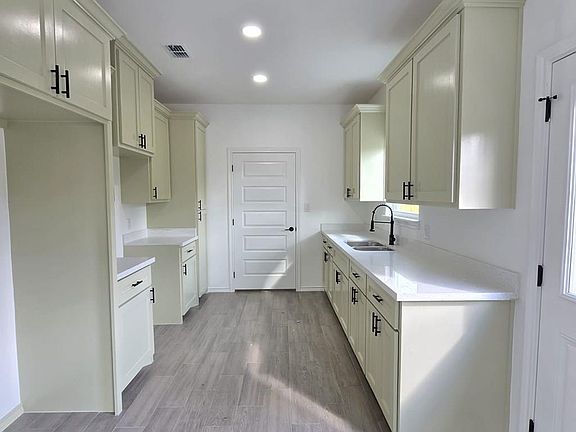 5th image of 317 S Drift St