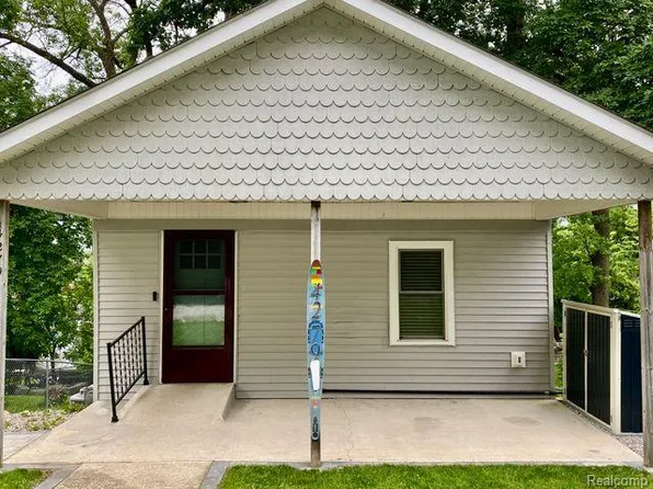 4279 Oakguard Ct, White Lake, MI 48383