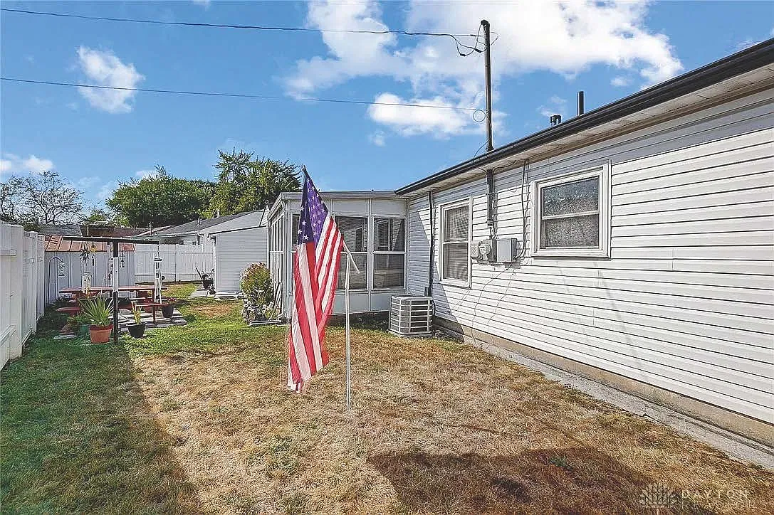 3 bed, 1008 sqft, $1,415 — Photo 3