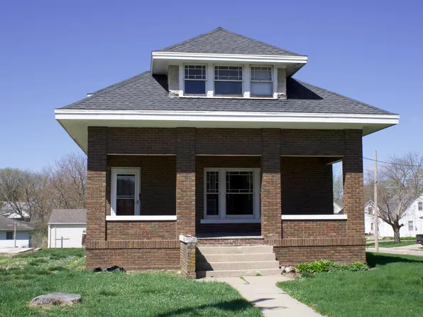 713 S Adams St, Wellsburg, IA 50680