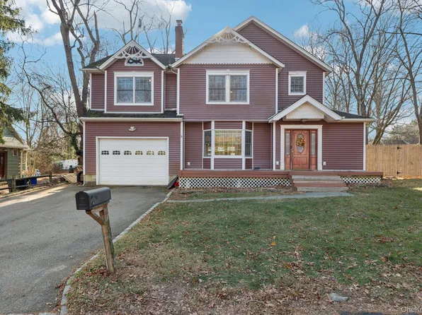 10 W Sanders Street, Greenlawn, NY 11740