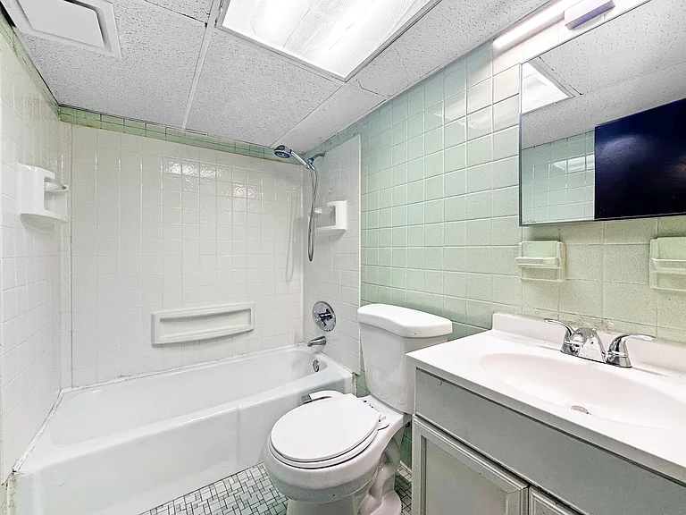 16 Vandine St #G — Photo 4