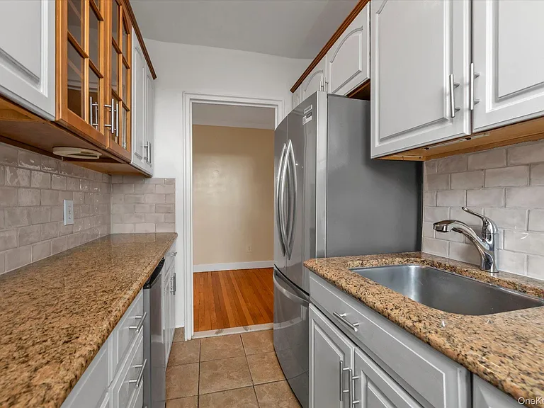 275 Maple Ave #D6 — Photo 8