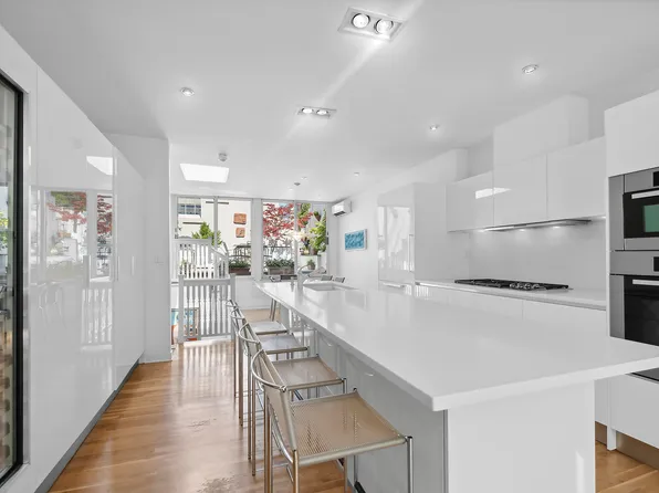 152 East 63rd Street image 4 of 22