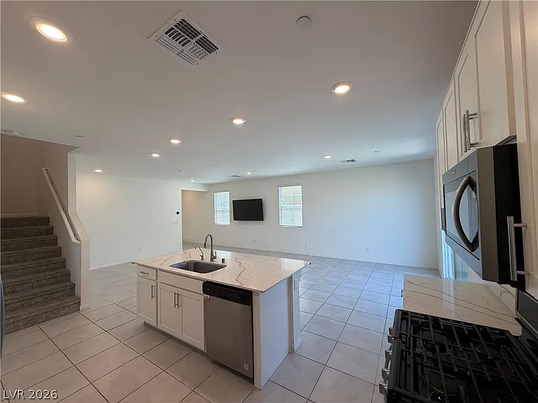 2562 Ofanto St — Photo 5