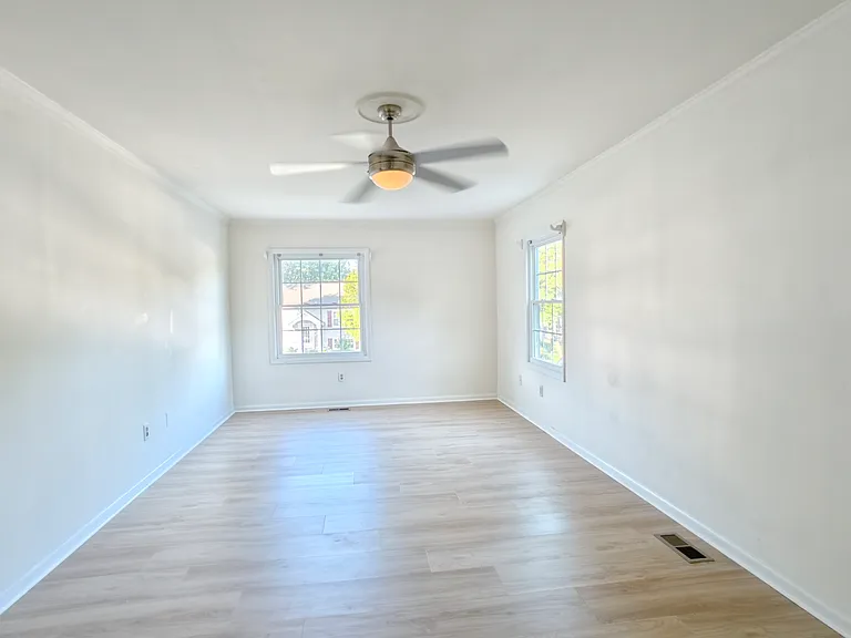 709 Fall Pl — Photo 2