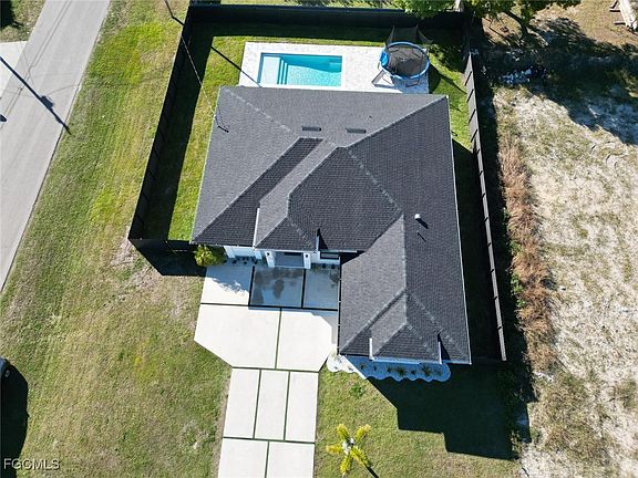 4th image of 220 NW 15th Ave