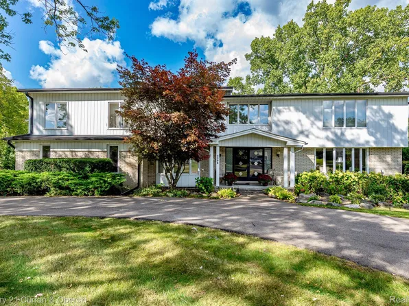 3386 Parkland Dr, West Bloomfield, MI 48322