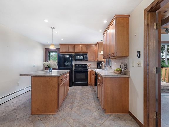 5th image of 8 Beechwood Dr