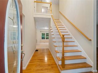 41 Wooded Grove Cir, South Kingstown, RI 02892