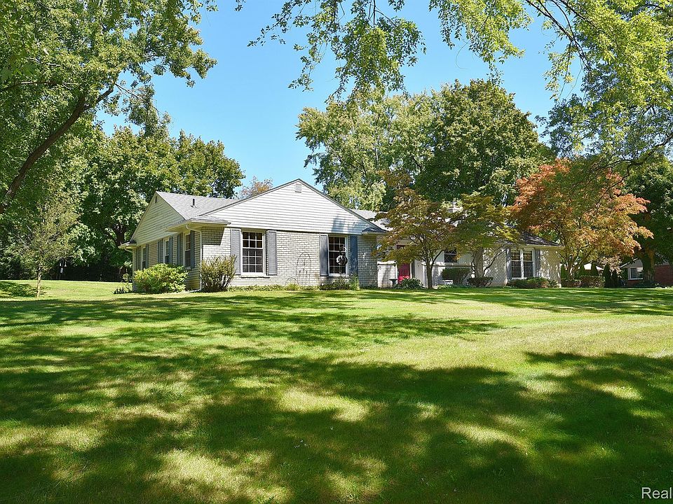 1st image of 933 Hickory Heights Dr