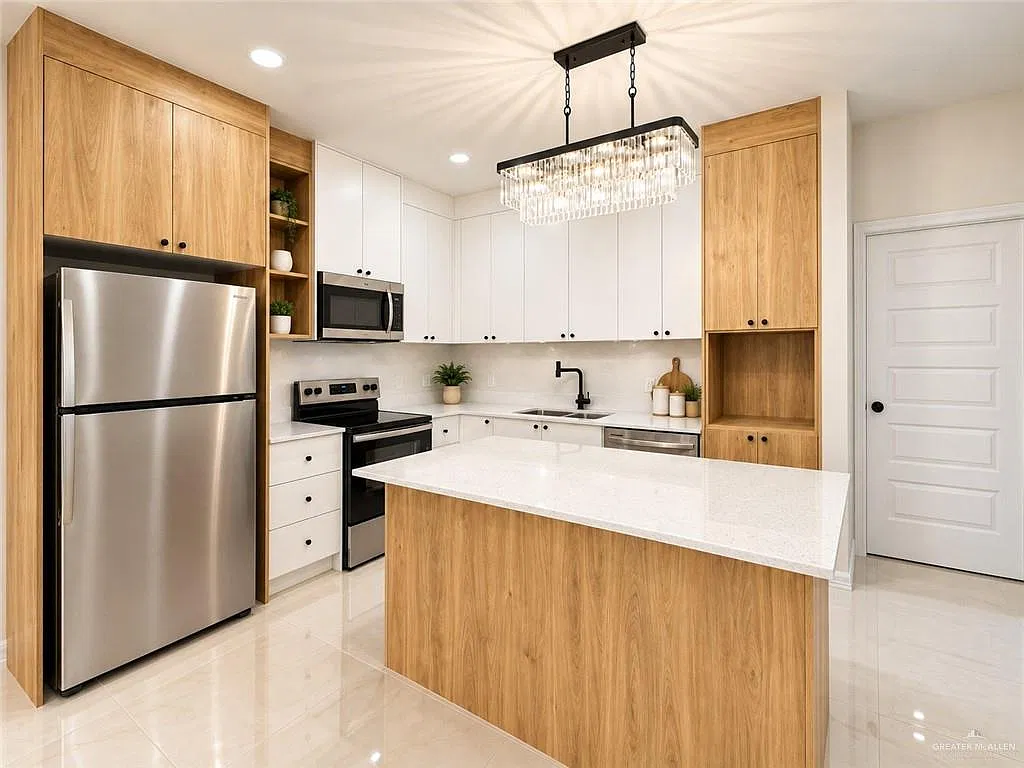 3 bed, 2.0 bath, 2200 sqft, $1,400 — Photo 3