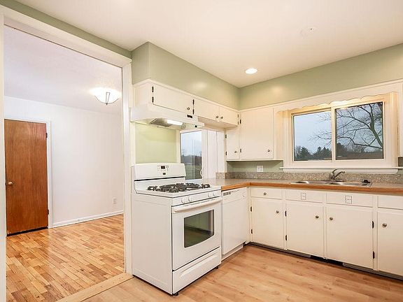 5th image of 2703 Roseland Ave