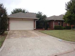 701 Greenfield Dr, Yukon, OK 73099