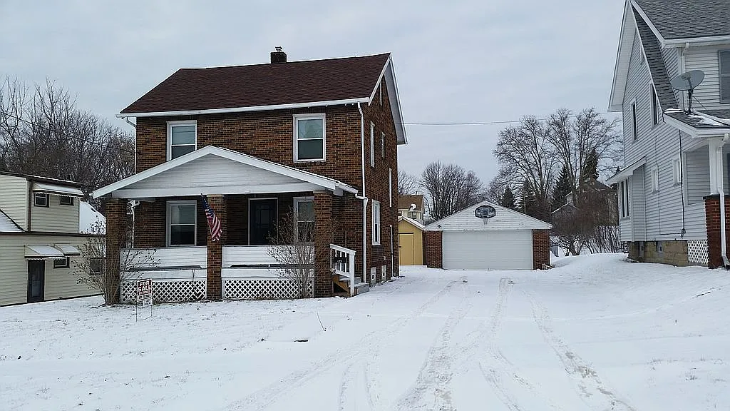 146 Townsend Ave photo 1