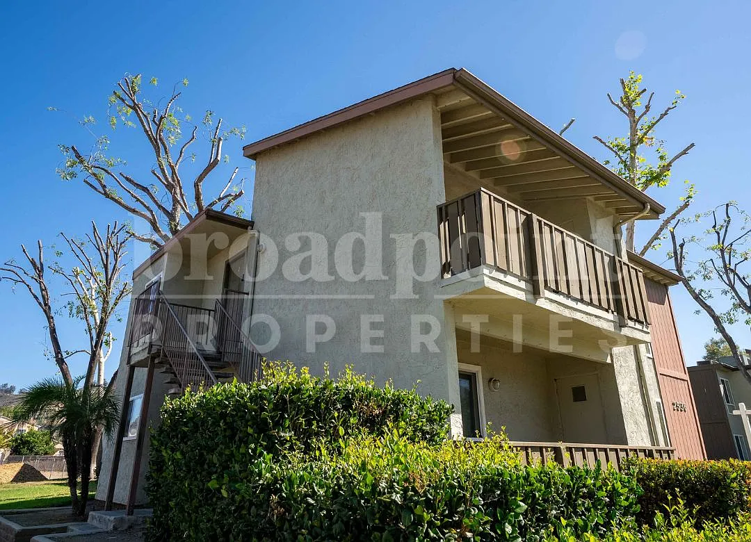 3 bed, 1039 sqft, $2,795 — Photo 2