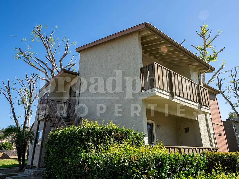 2536 White Oak Pl #2 — Photo 2