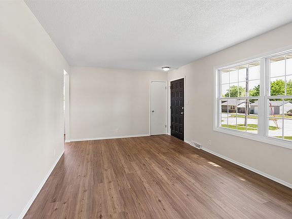 5th image of 502 NE Trilein Dr